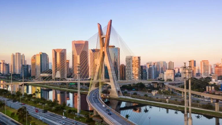 Imagem aérea da cidade de são paulo, em destaque a ponte estaiada