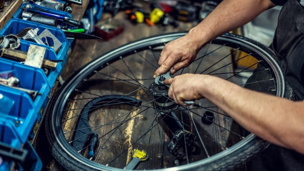 Mecanico realizando manutenção em uma roda de bicicleta