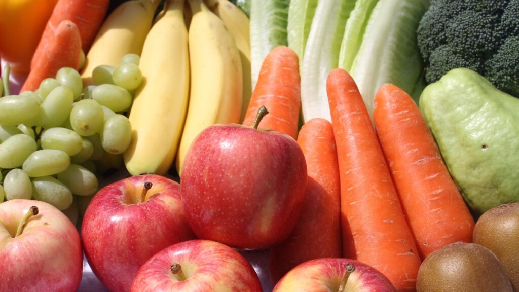Frutas e legumes dispostos em cima de uma bancada.