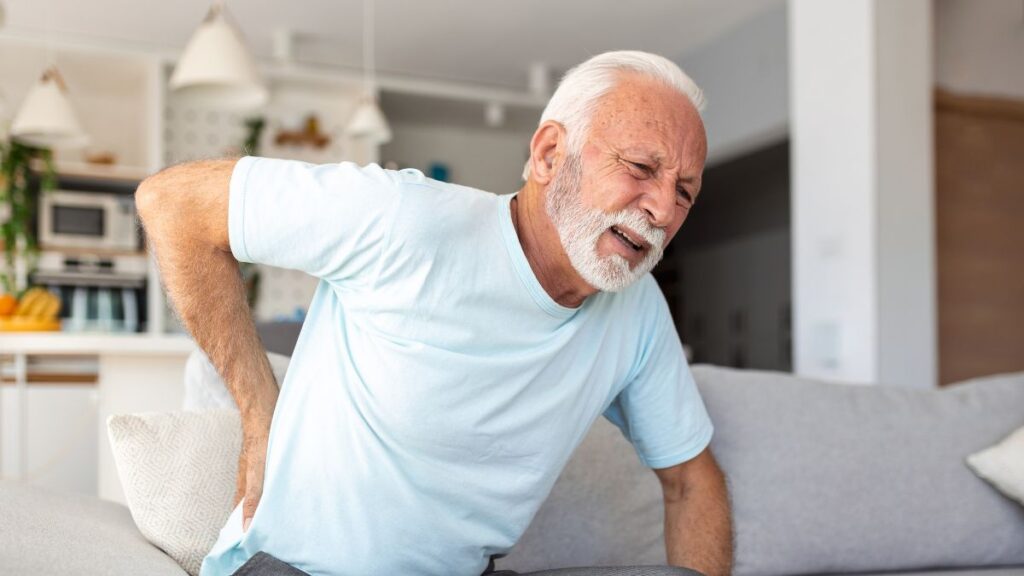 idoso com dor nas costas, um dos sintomas do sedentarismo