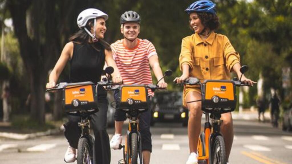 grupo de três amigos andando com bike da Tembici