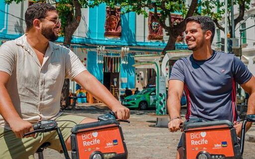 dois homens andando com a bike tem bici em Pernambuco