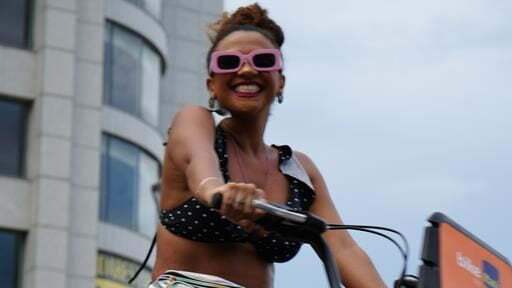 mulher andando com a bike da Tembici no Rio de Janeiro