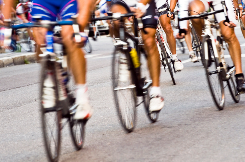 ciclistas correndo o Tour de France.