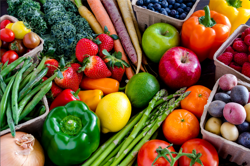 frutas e legumes dispostos em uma bancada