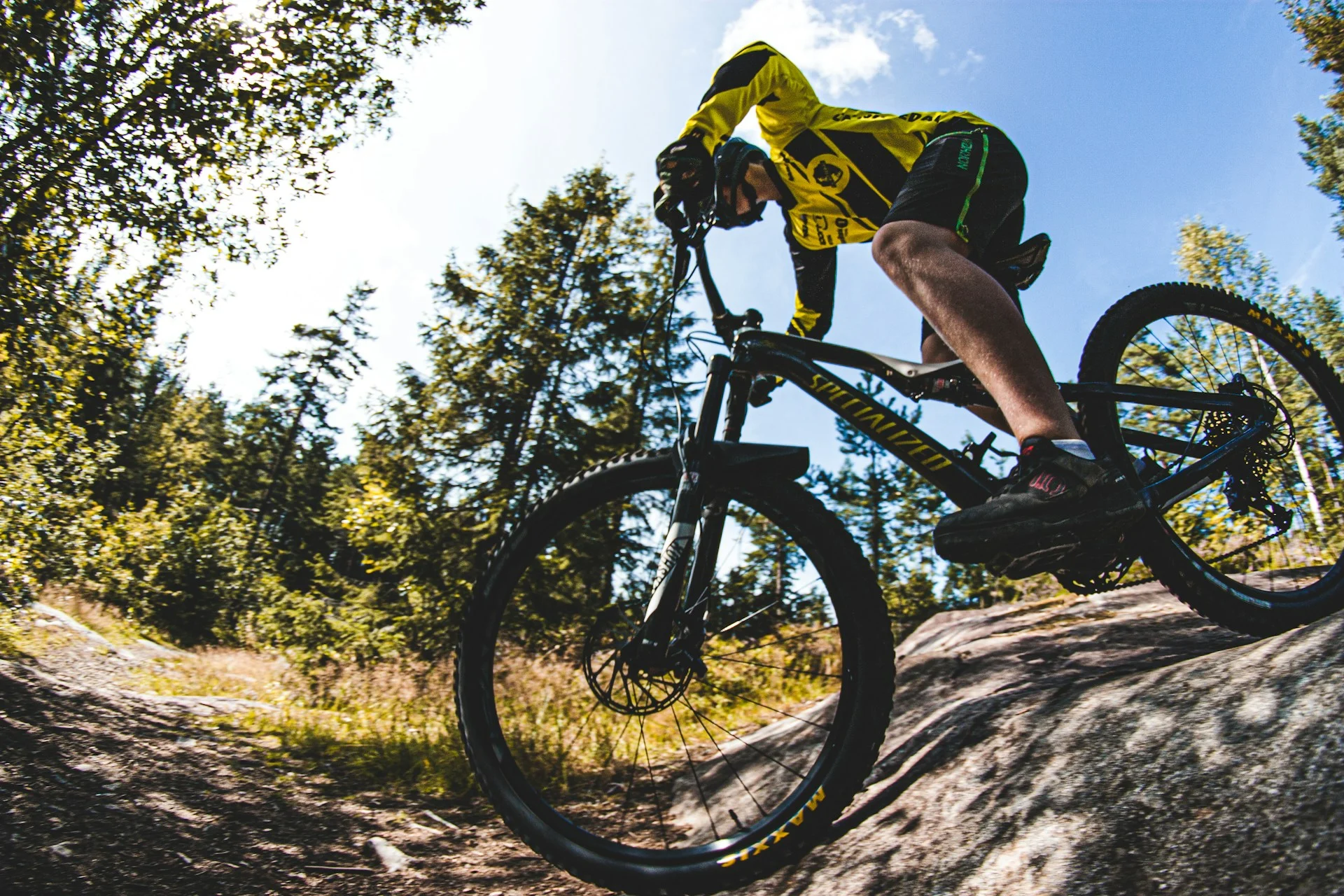 ciclista praticando moutain bike