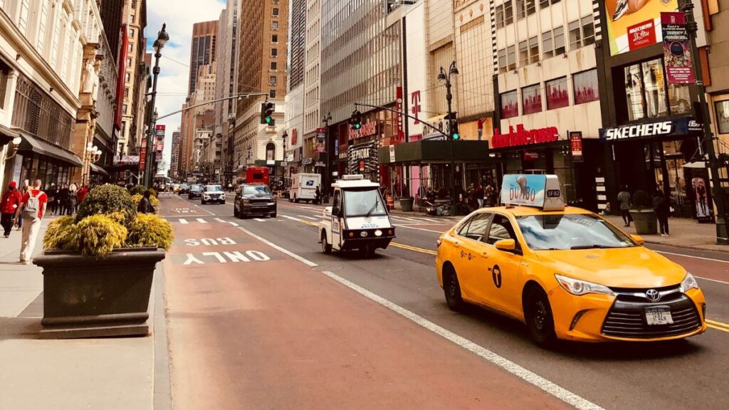ruas de nova york com faixa exclusiva para onibus