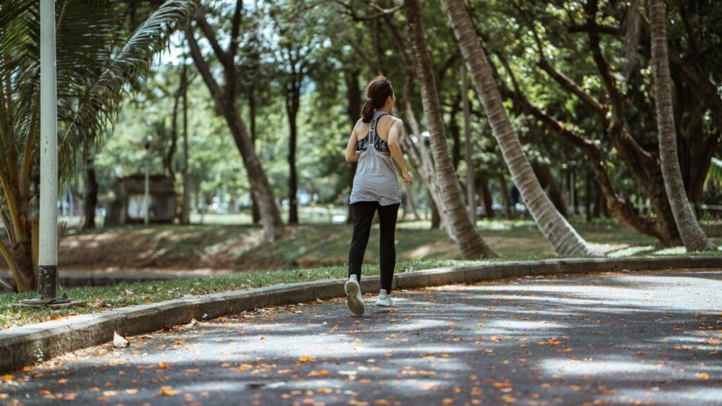 mulher caminhando no parque