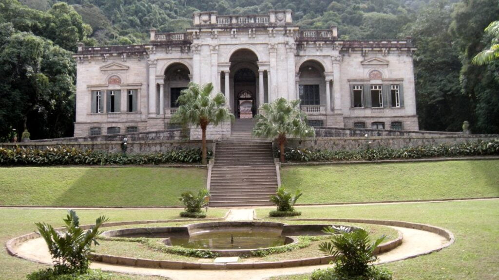 vista da escola de belas artes do parque lage.