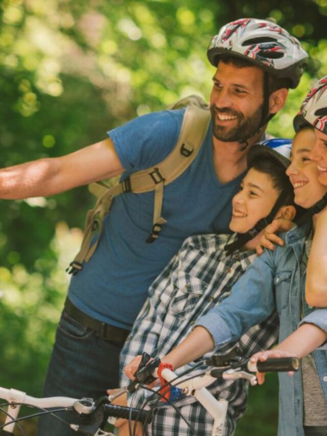 família tirando foto junto de suas bicicletas