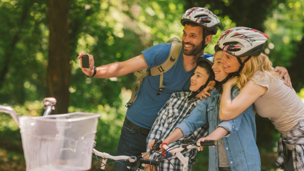 família tirando foto junto de suas bicicletas