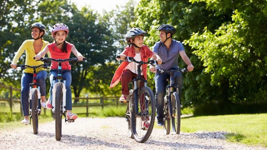 família andando de bicicleta