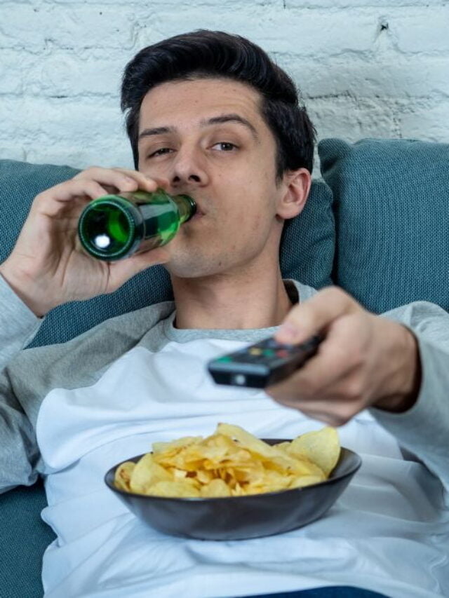 jovem consumindo comida de baixa qualidade