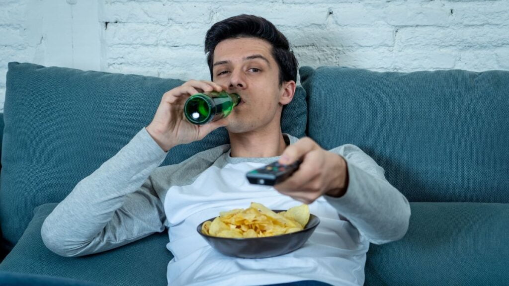 jovem consumindo comida de baixa qualidade