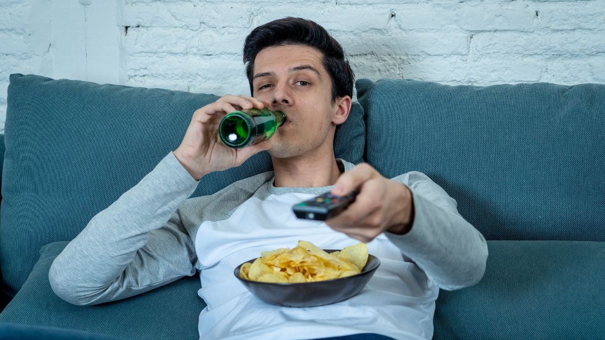 jovem consumindo comida de baixa qualidade