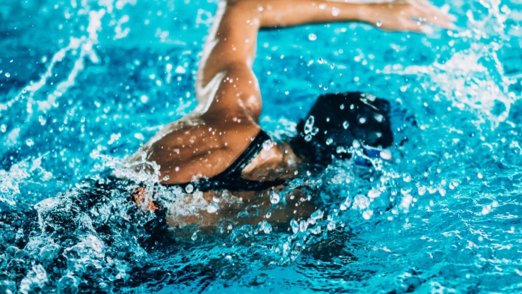 mulher nadando em piscina durante o inverno