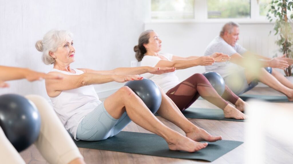 mulheres praticando pilates