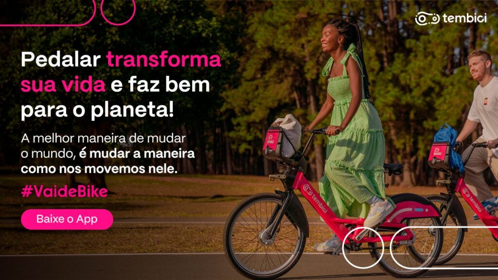 mulher pedalando bike rosa tembici