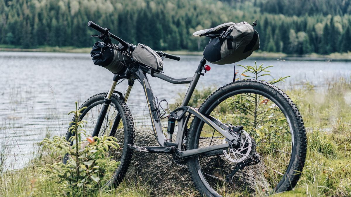 bicicleta durante trilha