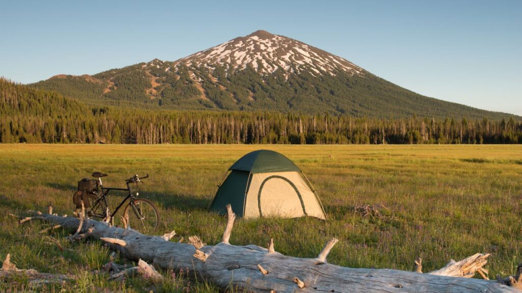 bicicleta em acampamento com uma montanha ao fundo