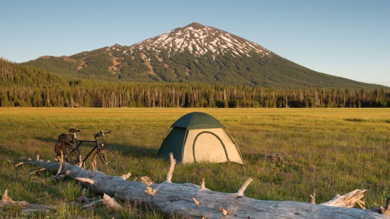 bicicleta em acampamento com uma montanha ao fundo