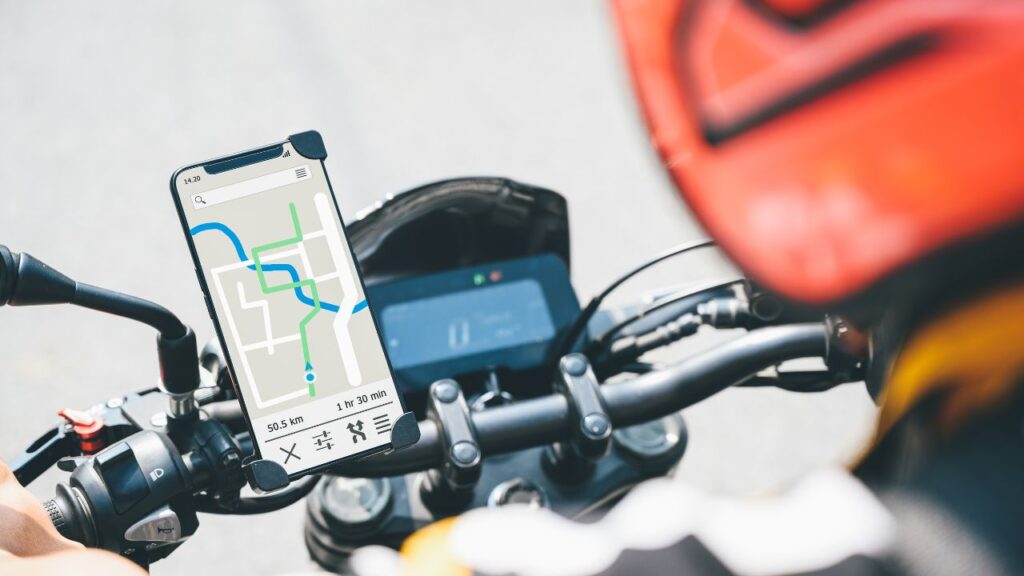 pessoa utilizando gps em cima de uma bicicleta 