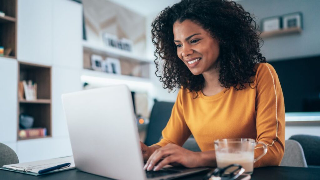 mulher trabalhando em home office