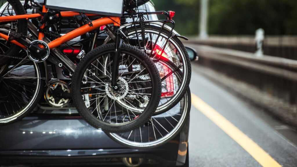 bikes sendo transportadas na traseiro do veiculo