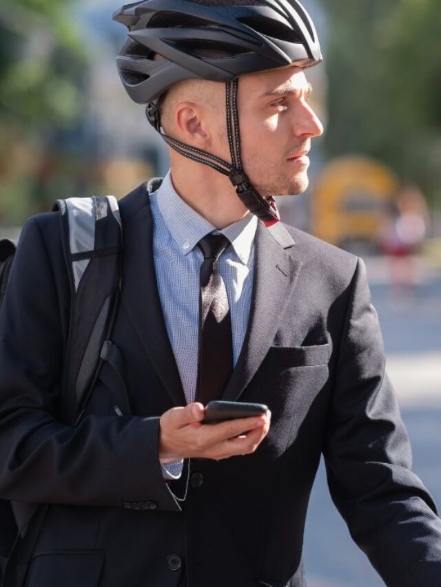 homem de terno indo de bicicleta para o trabalho