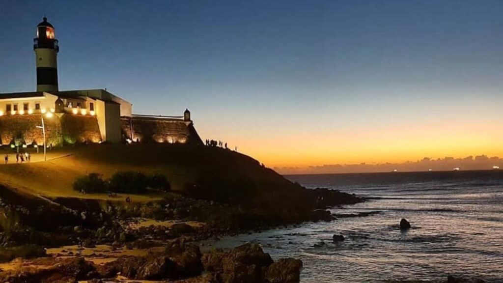 farol da barra ao anoitecer em salvador