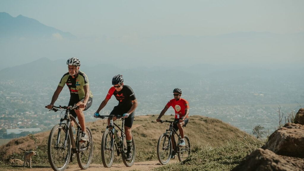 ciclistas fazendo trilha de bike