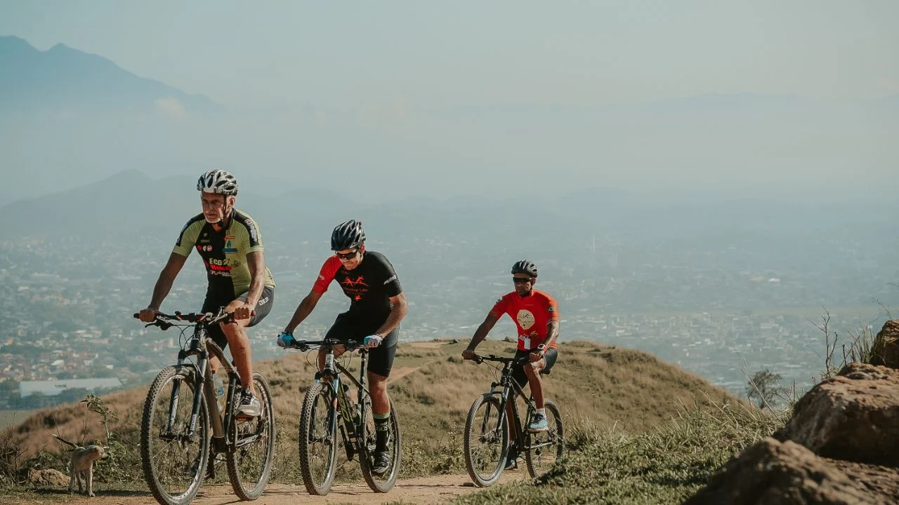 ciclistas fazendo trilha de bike